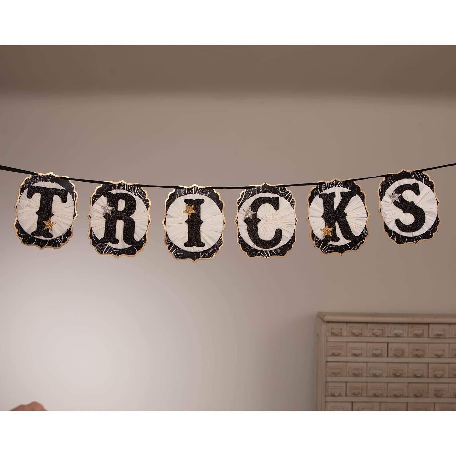 Black and white bethany lowe halloween garlands tricks and stars garland with gold star accents in scalloped design